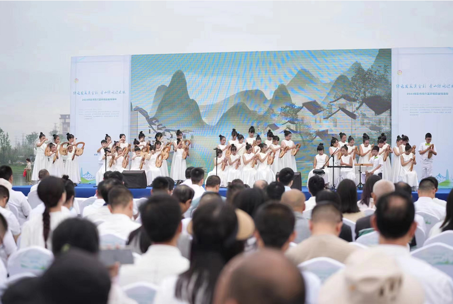 彭州市举办“绿色发展惠金彭 青山绿水迎大运”六五环境日主场活动