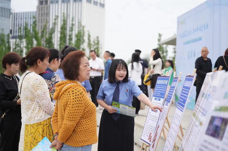 彭州市举办“绿色发展惠金彭 青山绿水迎大运”六五环境日主场活动
