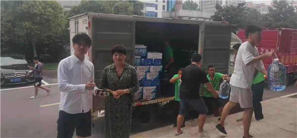 漯河市缘动力饮品有限公司为郑州灾民献爱心