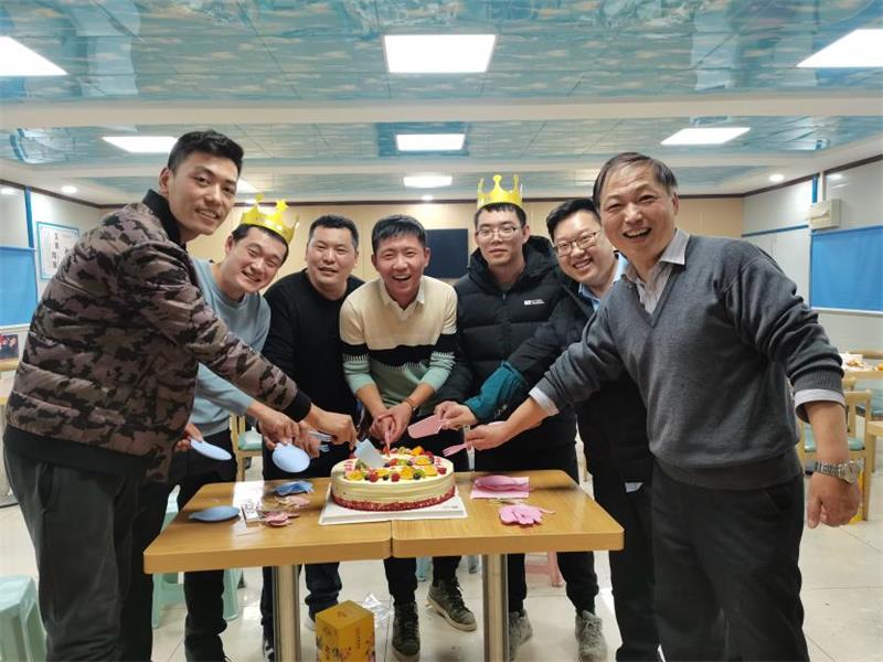 寒风阵阵人心暖  产业工人士气高