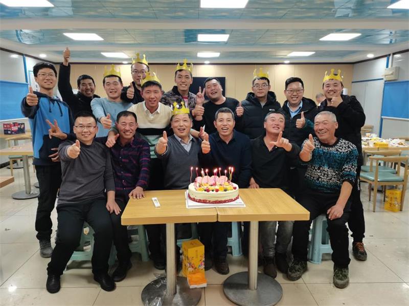 寒风阵阵人心暖  产业工人士气高