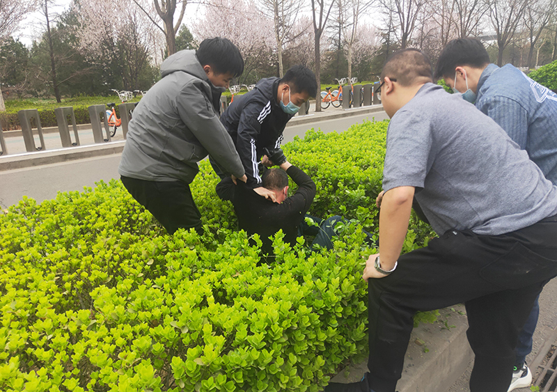 山西临汾尧都： 一男子街面行窃被抓现行