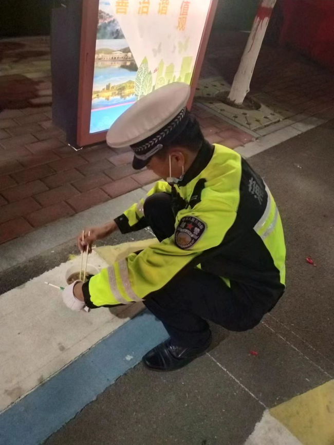 【红灯亮起 全城静默 共同抗“疫”】山西省蒲县交警大队全警出动 保障我县全员核酸检测工作顺利完成