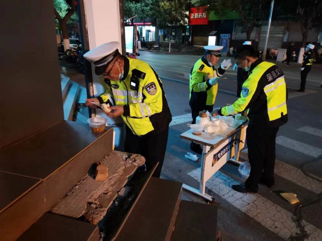 【红灯亮起 全城静默 共同抗“疫”】山西省蒲县交警大队全警出动 保障我县全员核酸检测工作顺利完成