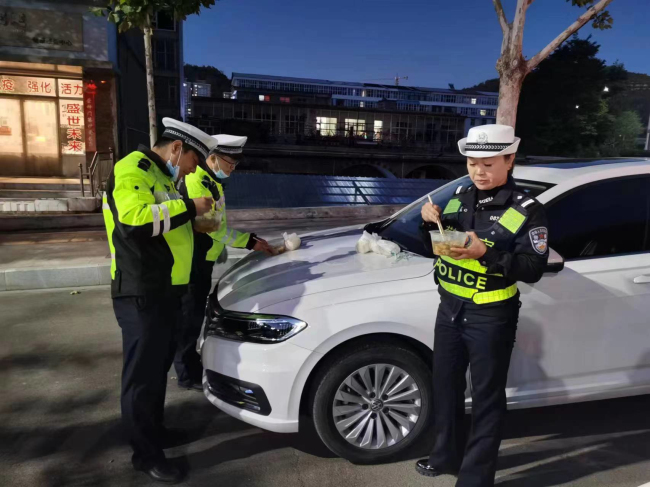 【红灯亮起 全城静默 共同抗“疫”】山西省蒲县交警大队全警出动 保障我县全员核酸检测工作顺利完成