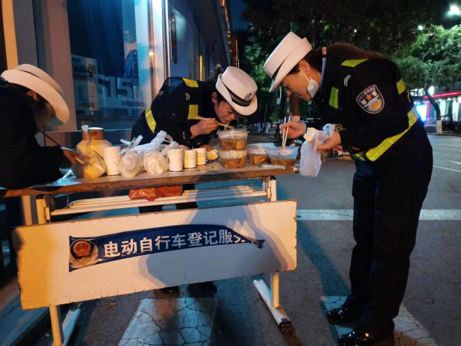 【红灯亮起 全城静默 共同抗“疫”】山西省蒲县交警大队全警出动 保障我县全员核酸检测工作顺利完成