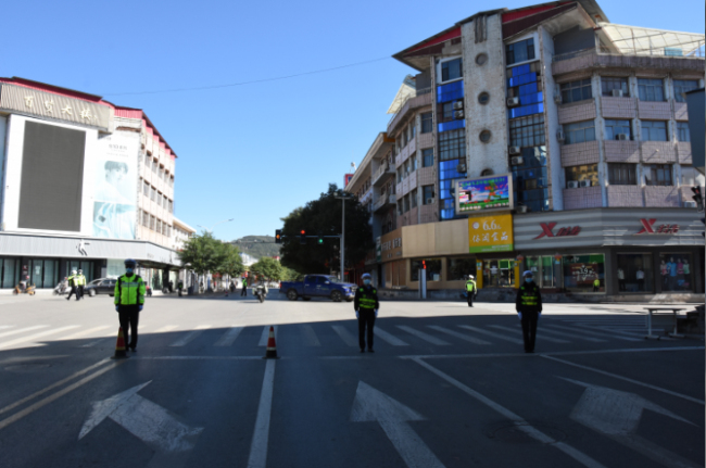 【红灯亮起 全城静默 共同抗“疫”】山西省蒲县交警大队全警出动 保障我县全员核酸检测工作顺利完成