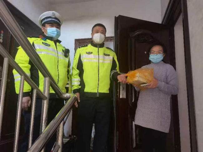 【疫情无情 人有情】 山西蒲县交警大队疫情封控期间 为群众送药上门