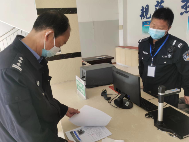 山西临汾交警支队副支队长张盛茂一行三人 深入蒲县交警大队车管所 检查督导二十大“减量控大”工作