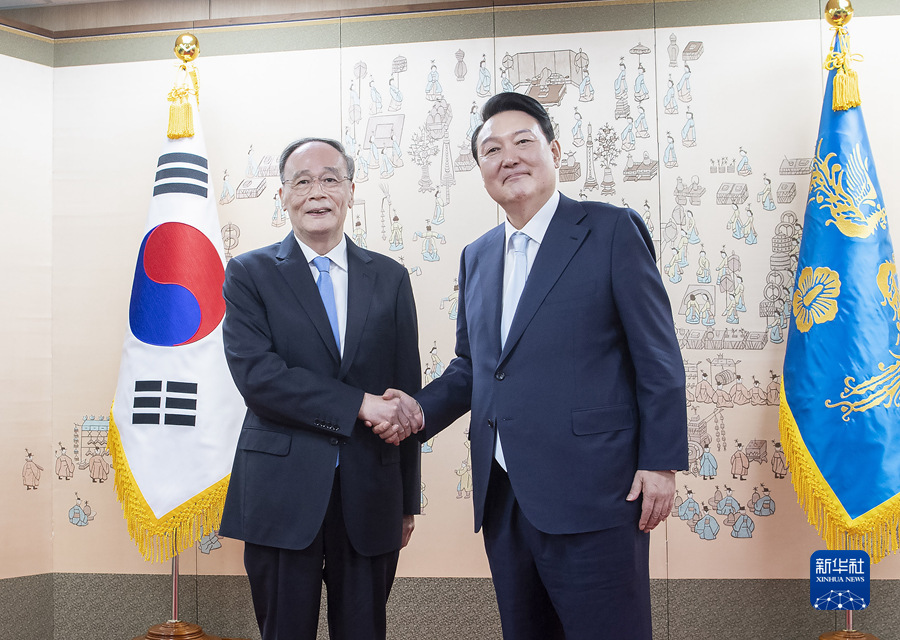 王岐山出席韩国新任总统尹锡悦就职仪式