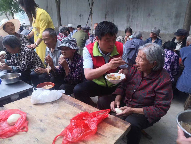 牛天红：把爱献给环卫工人