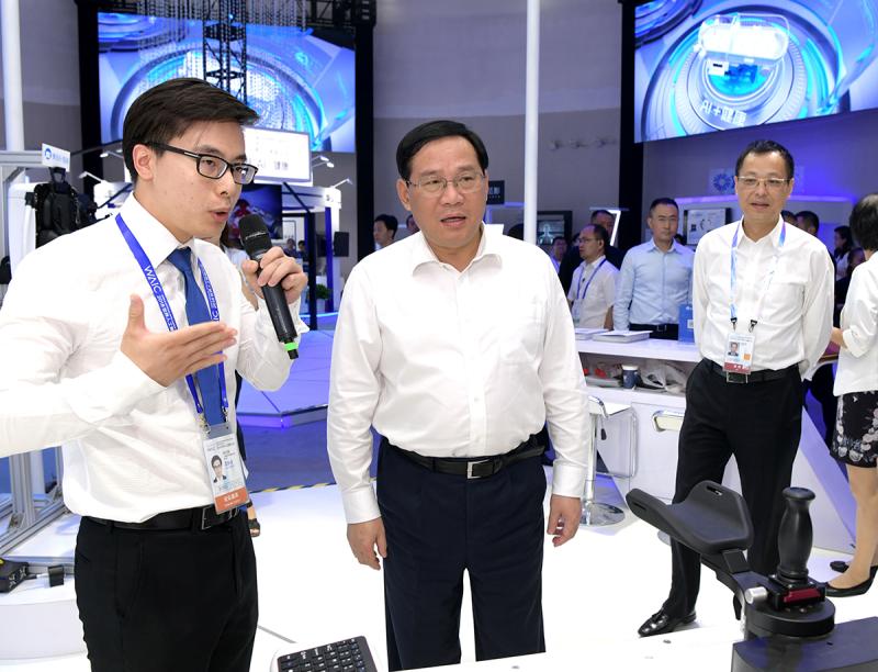 2018世界人工智能大会汇集ai新科技，李强实地察看